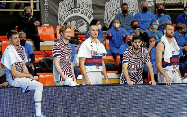 Marinkovic, Raieste, Sedekerskis, Barrera y Costello, cariacontecidos durante la derrota contra el Fuenlabrada del pasado domingo. Foto: Área 11