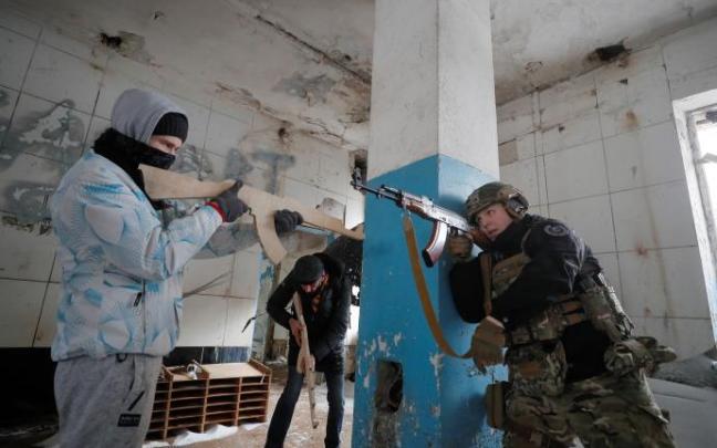 Varias personas asisten a un entrenamiento militar para civiles en Kiev.