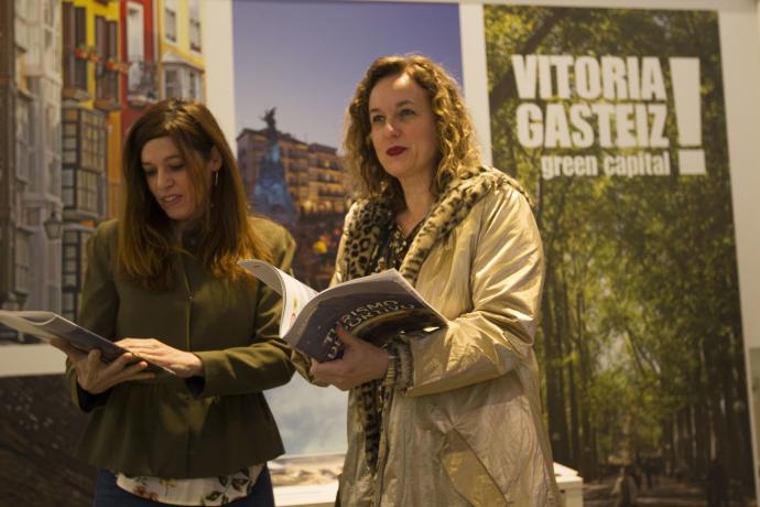 Cristina González, diputada de Fomento del Empleo, Comercio y Turismo, junto a Maider Etxebarria