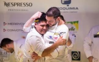 El chef Cristóbal Muñoz, (derecha) y su ayudante William Saavedra se abrazan tras ser proclamados venceodres. El chef Cristóbal Muñoz, (derecha) y su ayudante William Saavedra se abrazan tras ser proclamados venceodres.