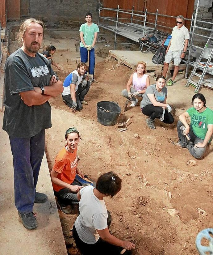 Bienes, con voluntarios de unos de los talleres de arqueología. Foto: F. P-N.