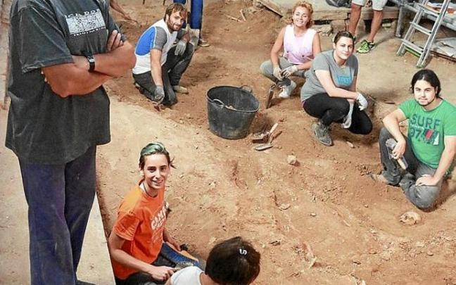 Bienes, con voluntarios de unos de los talleres de arqueología. Foto: F. P-N. Bienes, con voluntarios de unos de los talleres de arqueología. Foto: F. P-N.