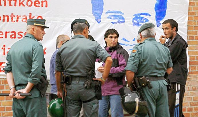 La Guardia Civil impide un acto de recibimiento al expreso de ETA David Pla, en 2006 en Barañain.