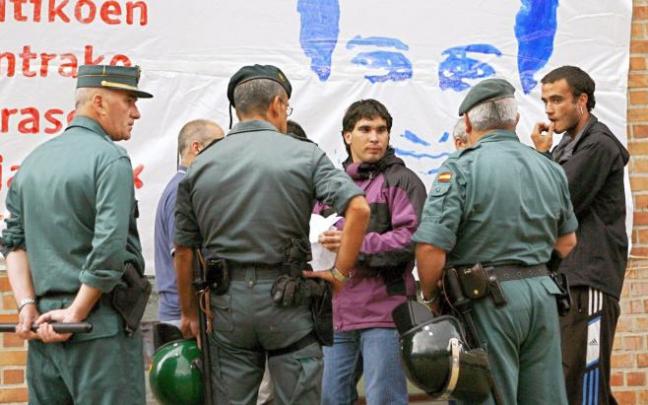 La Guardia Civil impide un acto de recibimiento al expreso de ETA David Pla, en 2006 en Barañain. La Guardia Civil impide un acto de recibimiento al expreso de ETA David Pla, en 2006 en Barañain.