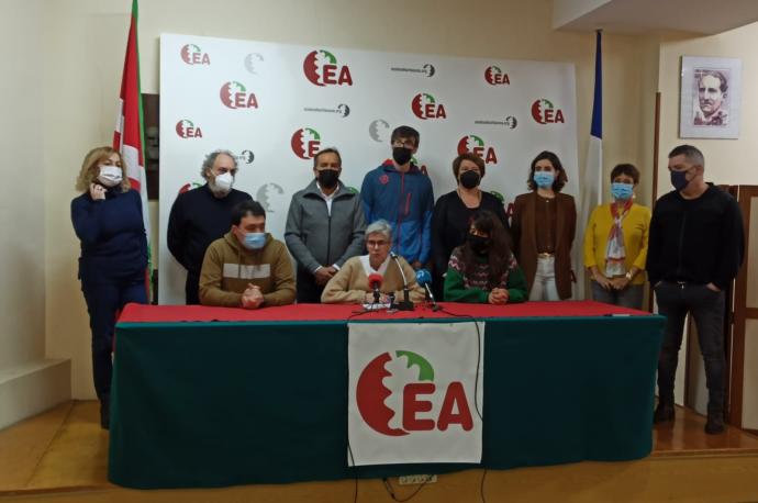 Miembros del Grupo Motor para la Democratización de Eusko Alkartasuna, EA Bizirik.