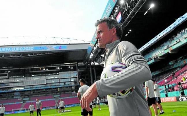 Luis Enrique se dispone a realizar el entrenamiento en el Parken Stadium in Copenhage, escenario del partido ante Croacia. Foto: N.G.