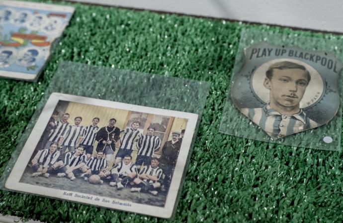 Dos de los cromos que se pueden ver en la exposición de Donostia