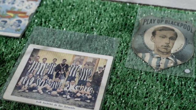Dos de los cromos que se pueden ver en la exposición de Donostia Dos de los cromos que se pueden ver en la exposición de Donostia