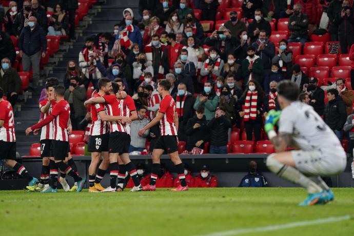 Los jugadores del Athletic celebran el primer gol de Zarraga como león.