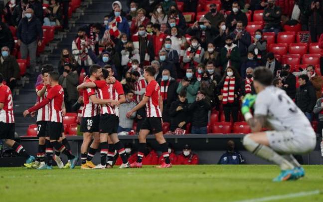 Los jugadores del Athletic celebran el primer gol de Zarraga como león.