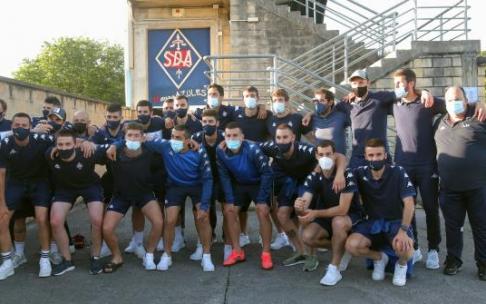 La plantilla del Amorebieta posa en Urritxe nada más llegar después de lograr el ascenso a Segunda División.