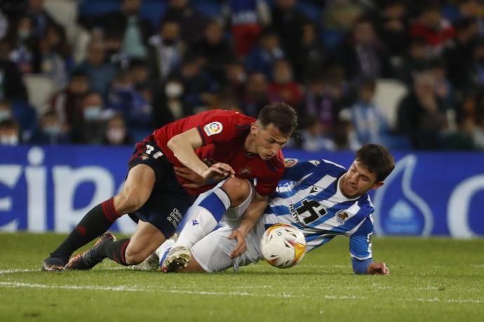 Budimir pugna por un balón con Zubimendi.