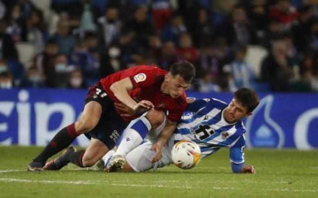 Budimir pugna por un balón con Zubimendi.