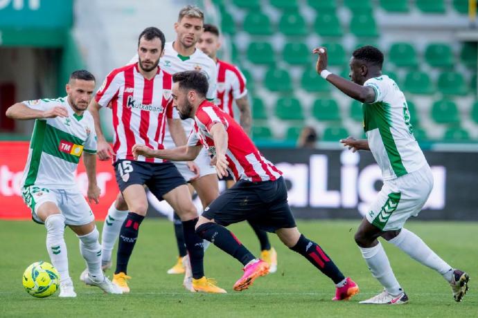 Unai López se zafa de un rival ante la mirada de Lekue.