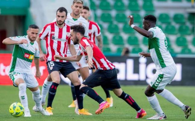 Unai López se zafa de un rival ante la mirada de Lekue.