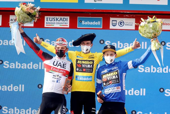 Podio final de la pasada edición de la Itzulia con Pogacar, tercero, Roglic, campeón, y Vingegaard, segundo.