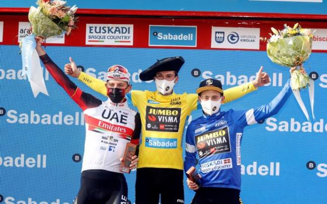 Podio final de la pasada edición de la Itzulia con Pogacar, tercero, Roglic, campeón, y Vingegaard, segundo.