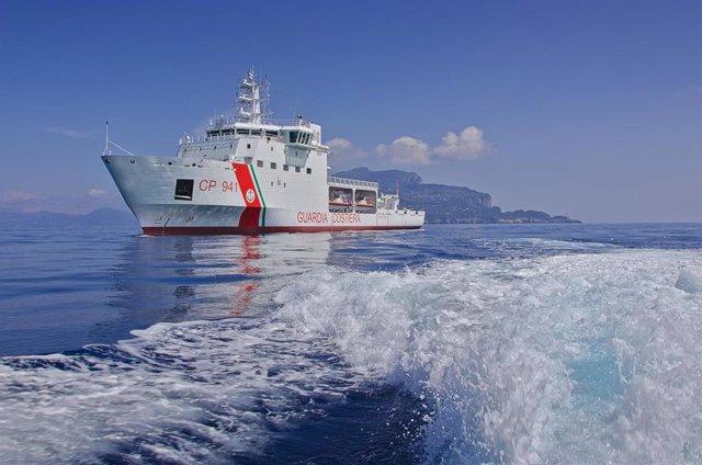 Barco de la Guardia Costera de Crotona