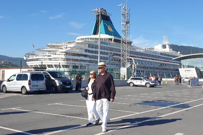 El 'Artania' ha atracado esta mañana en el muelle de cruceros de Getxo