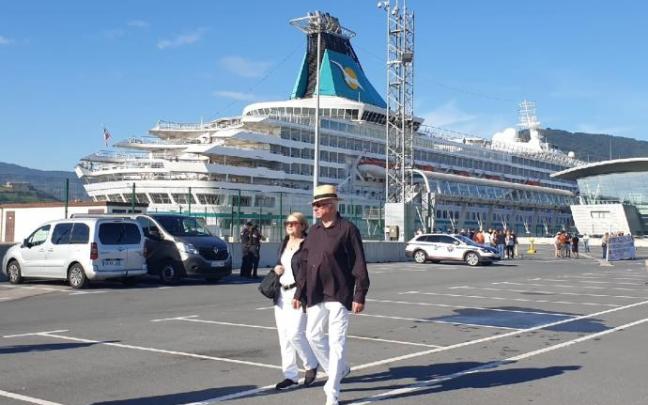 El 'Artania' ha atracado esta mañana en el muelle de cruceros de Getxo El 'Artania' ha atracado esta mañana en el muelle de cruceros de Getxo