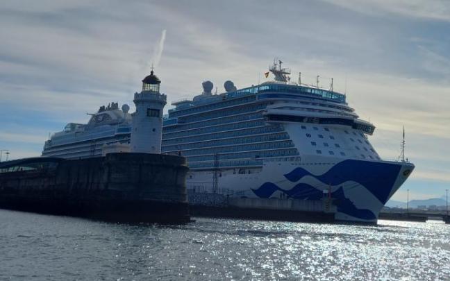 El 'Sky Pincess' ha atracado este lunes en Getxo