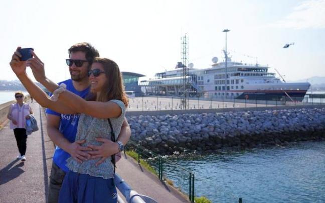 El Hanseatic Inspiration, el primer crucero que atracó en el mes de agosto.