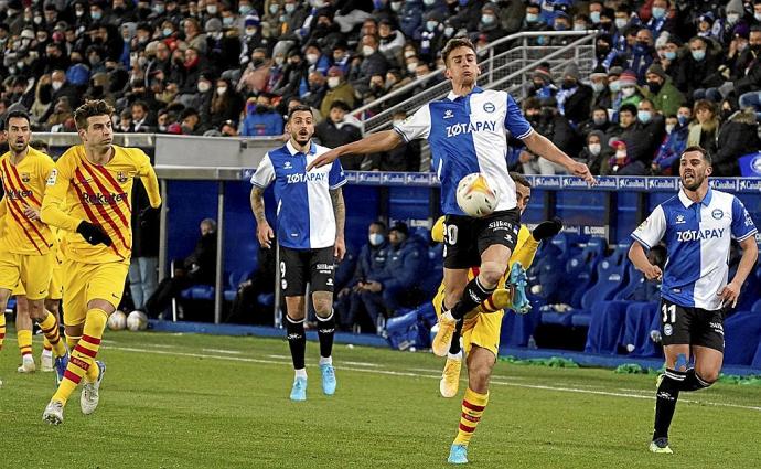 Pere Pons, que falló un claro gol, se eleva al aire para bajar un balón al suelo.