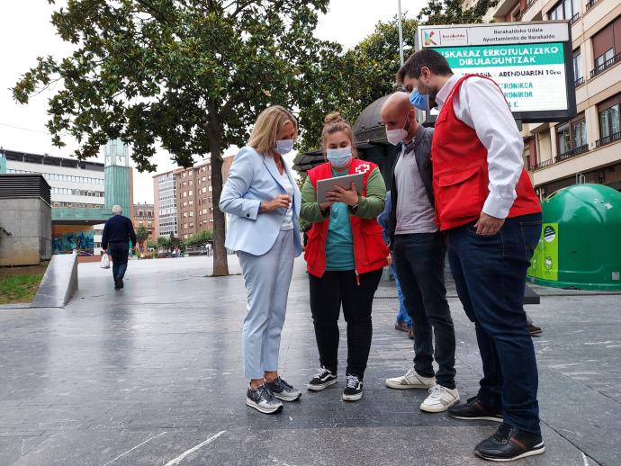 La alcaldesa, Amaia del Campo, con el personal de la Cruz Roja.