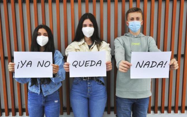 Estíbaliz Cruz, Iratxe Lavado e Iker Bóveda, voluntarios de Unicef, Cruz Roja y Cáritas, respectivamente, confían en que quede poco para recuperar la normalidad.