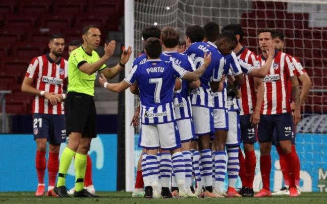 Cuadra Fernández, en un momento del partido entre el Atlético Madrid y la Real en el Wanda