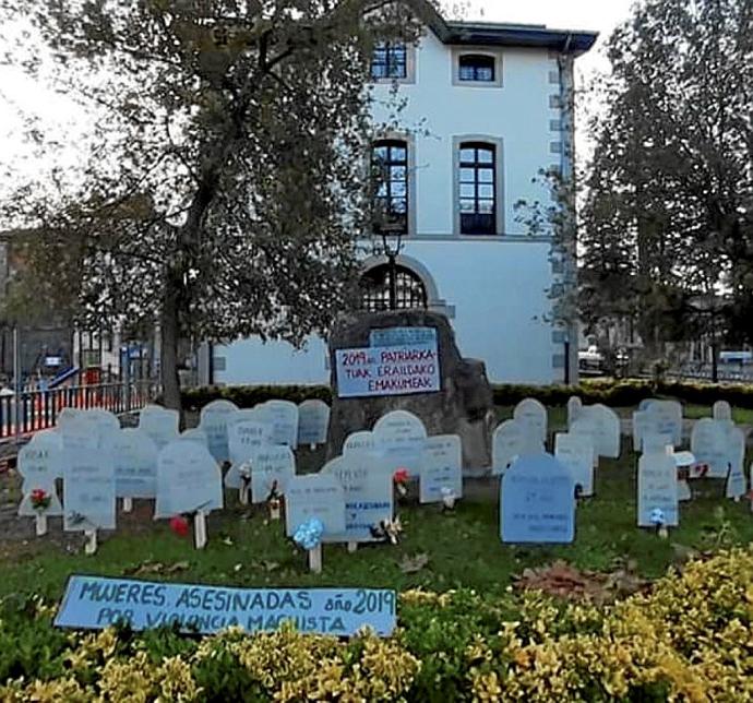 Cementerio ficticio que crearon en Artziniega para visibilizar a las víctimas de la violencia machista.