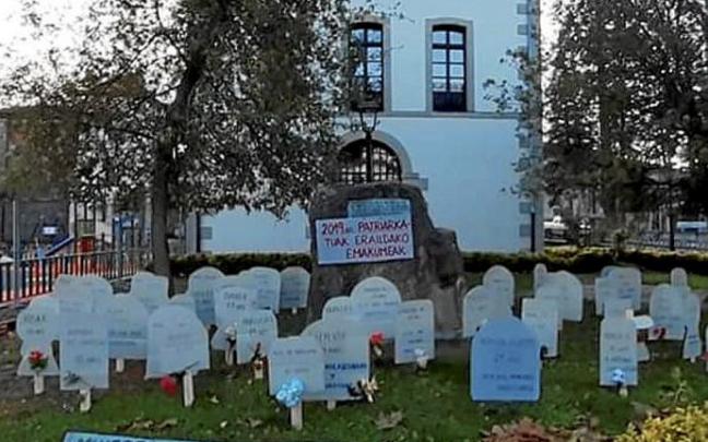 Cementerio ficticio que crearon en Artziniega para visibilizar a las víctimas de la violencia machista.