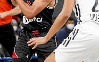 Baldwin, sobresaliente ayer, ante Howard. Foto: Jorge Muñoz