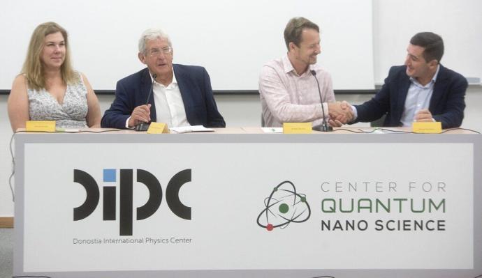 Firma de un acuerdo internacional del DIPC en Donostia.