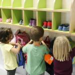Tres niños se preparan antes de una clase en una ikastola.