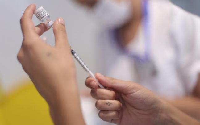 Países como Israel ya están aplicando la cuarta dosis a estos colectivos.