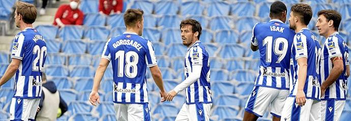 Los jugadores de la Real regresan a su campo tras celebrar uno de los cuatro goles que marcaron al Valladolid el domingo pasado en Anoeta.