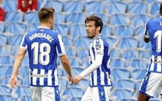 Los jugadores de la Real regresan a su campo tras celebrar uno de los cuatro goles que marcaron al Valladolid el domingo pasado en Anoeta.