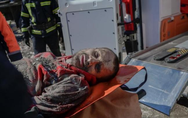 Los servicios de rescate ayudan a una persona sepultada por el ataque al cuartel