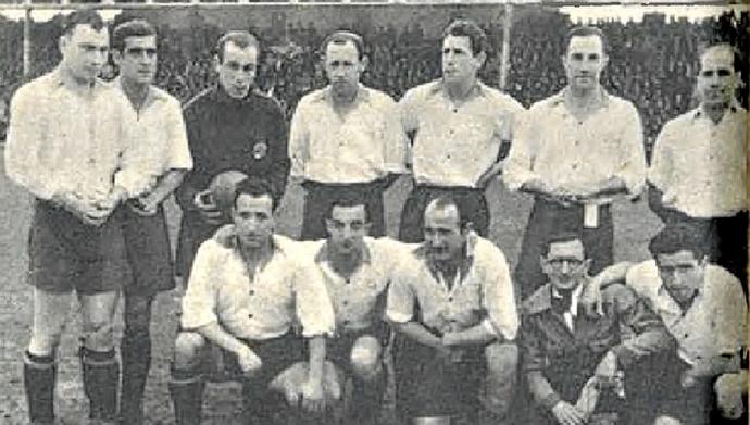 2 de mayo de 1939. De pie (izda. a dcha.): Langarica, Elices, Ituarte, 'Fede', Elicegui, Quincoces y Urquiri. Agachados (izda. a dcha.): Pepe Mardones, Saracibar, Patxi Iriondo y Patxi Garate.