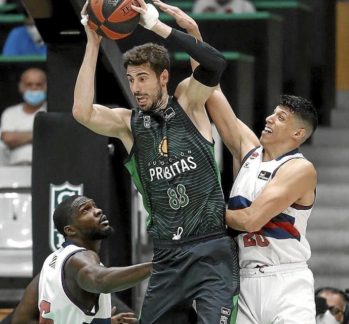 Fontecchio y Nnoko defienden a Ante Tomic. Foto: Efe