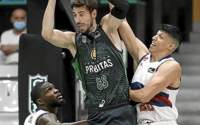 Fontecchio y Nnoko defienden a Ante Tomic. Foto: Efe