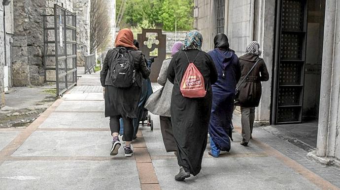 Varias mujeres de origen extranjero en Tolosa. Foto: M.S.S.