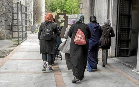Varias mujeres de origen extranjero en Tolosa. Foto: M.S.S.