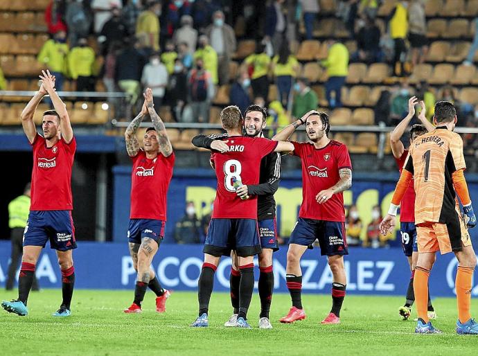 Oier, Chimy, Darko, Moncayola, Juan Cruz, Manu Sánchez y Sergio Herrera celebran la victoria.