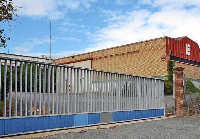 Exterior de una empresa abandonada tras su cese de actividad.