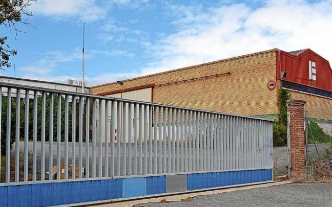 Exterior de una empresa abandonada tras su cese de actividad. Exterior de una empresa abandonada tras su cese de actividad.