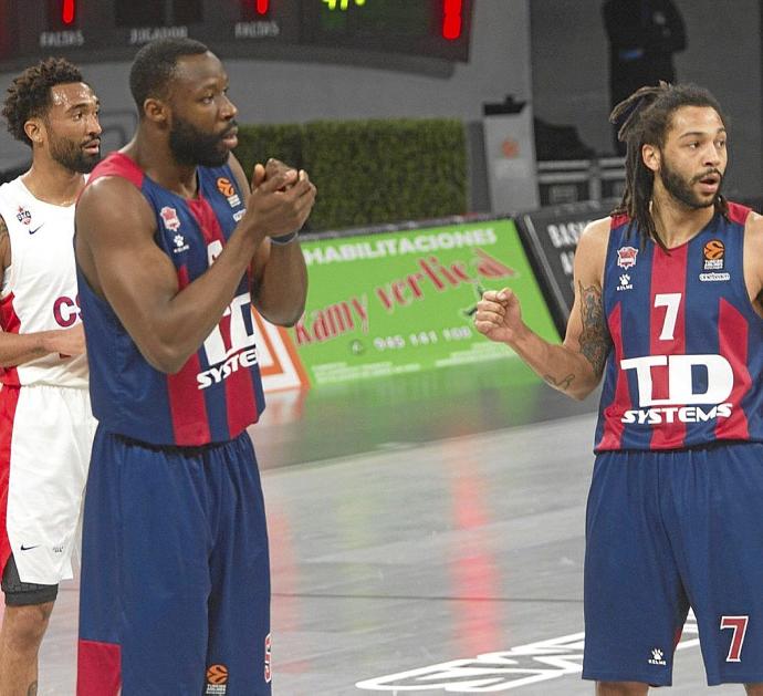 Jekiri y Henry, pensativos en un partido de esta temporada ante el CSKA. Foto: Alex Larretxi