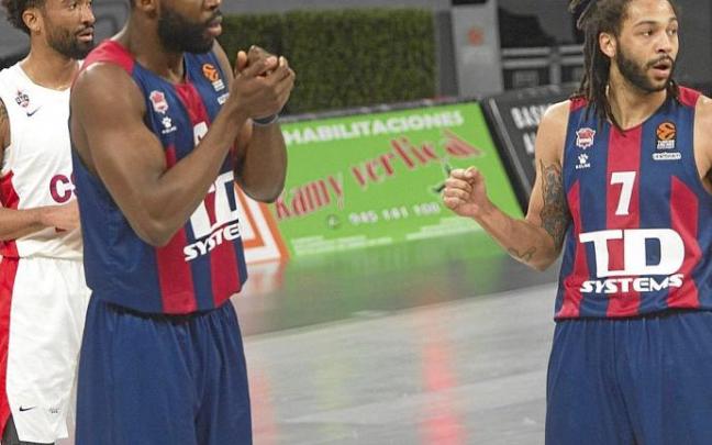 Jekiri y Henry, pensativos en un partido de esta temporada ante el CSKA. Foto: Alex Larretxi