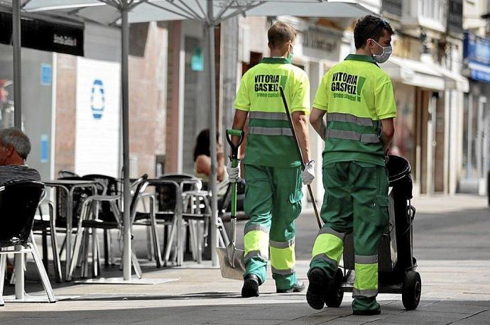 Dos operarios de la actual contrata, FCC-GMSM, por la calle Fueros de Gasteiz. Foto: Pilar Barco